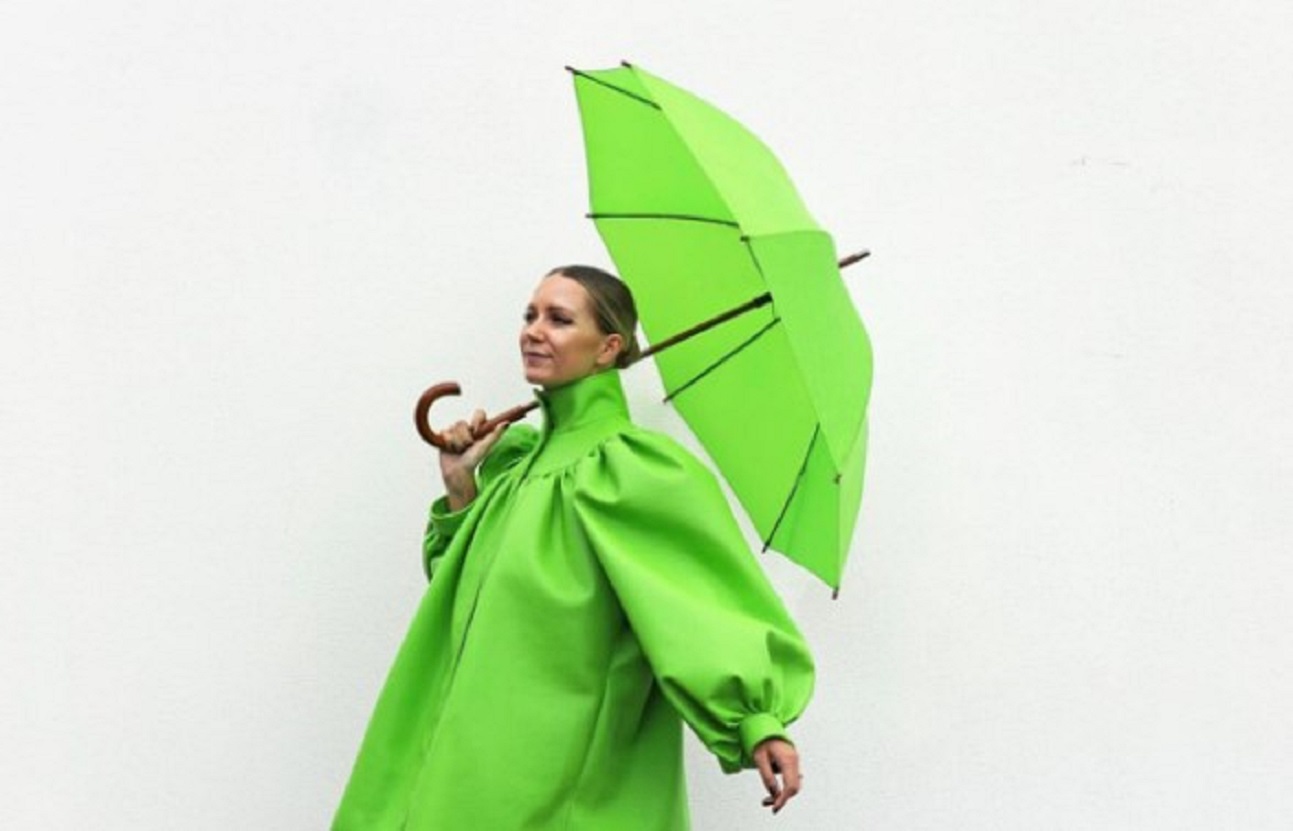 Αδιάβροχο: 4 τρόποι για να φορέσουμε κομψά το πιο cool πανωφόρι της σεζόν