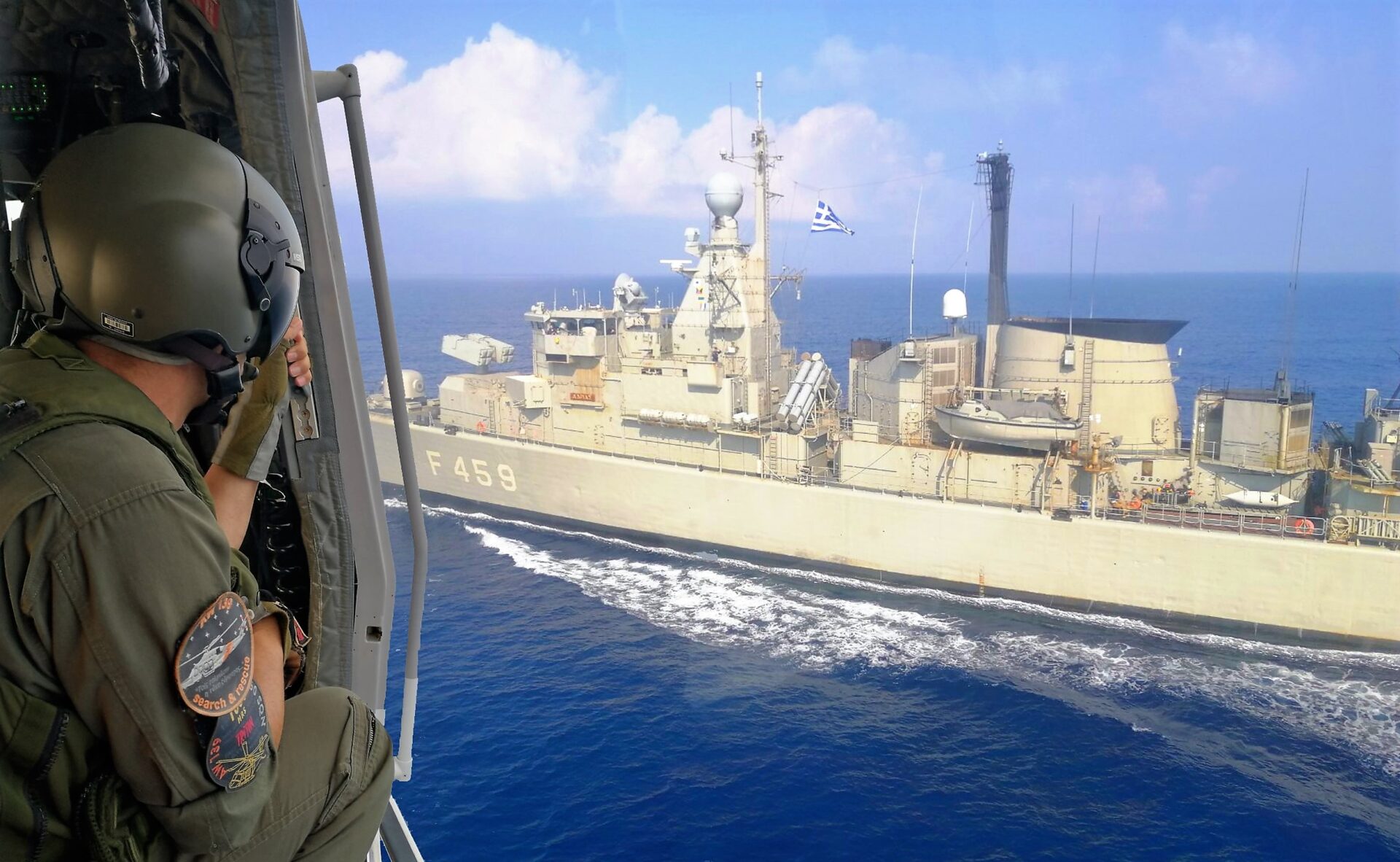 H φρεγάτα ΑΔΡΙΑΣ… σκιά του αεροπλανοφόρου Charles de Gaulle με φόντο την ΜΕΔΟΥΣΑ