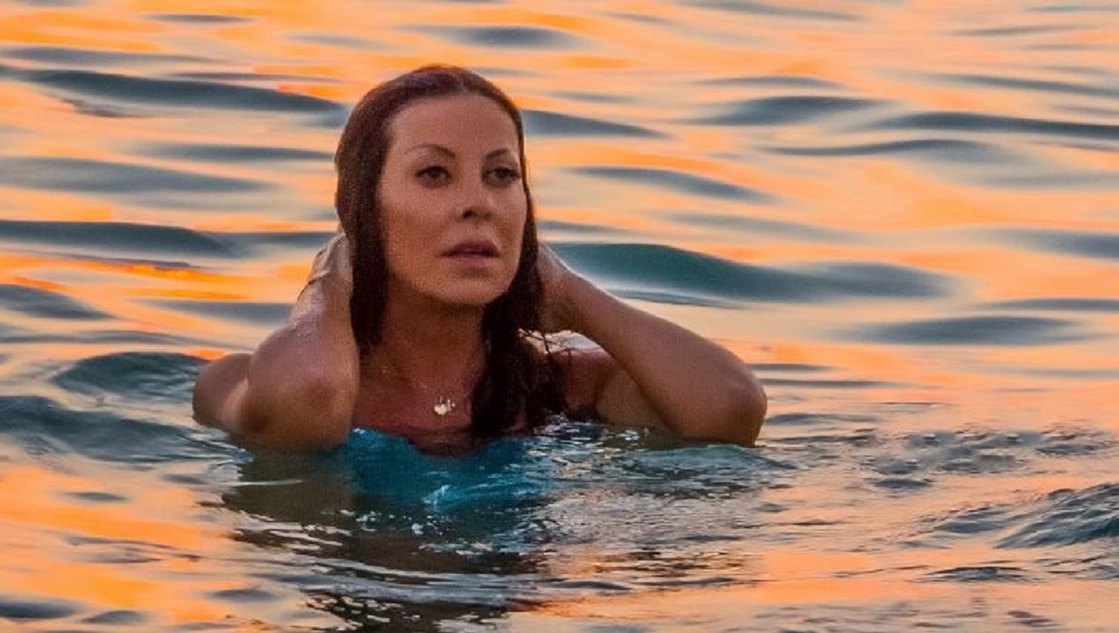 Άντζελα Δημητρίου: Μαγνητίζει τα βλέμματα η τραγουδίστρια με το μπικίνι της