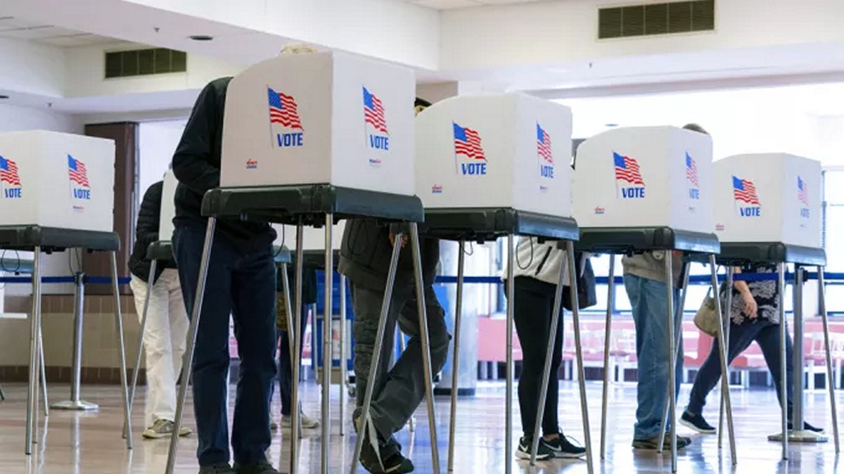 Ενδιάμεσες εκλογές στις ΗΠΑ: Τα πρώτα εκλογικά τμήματα κλείνουν, η Αμερική κρατάει την ανάσα της