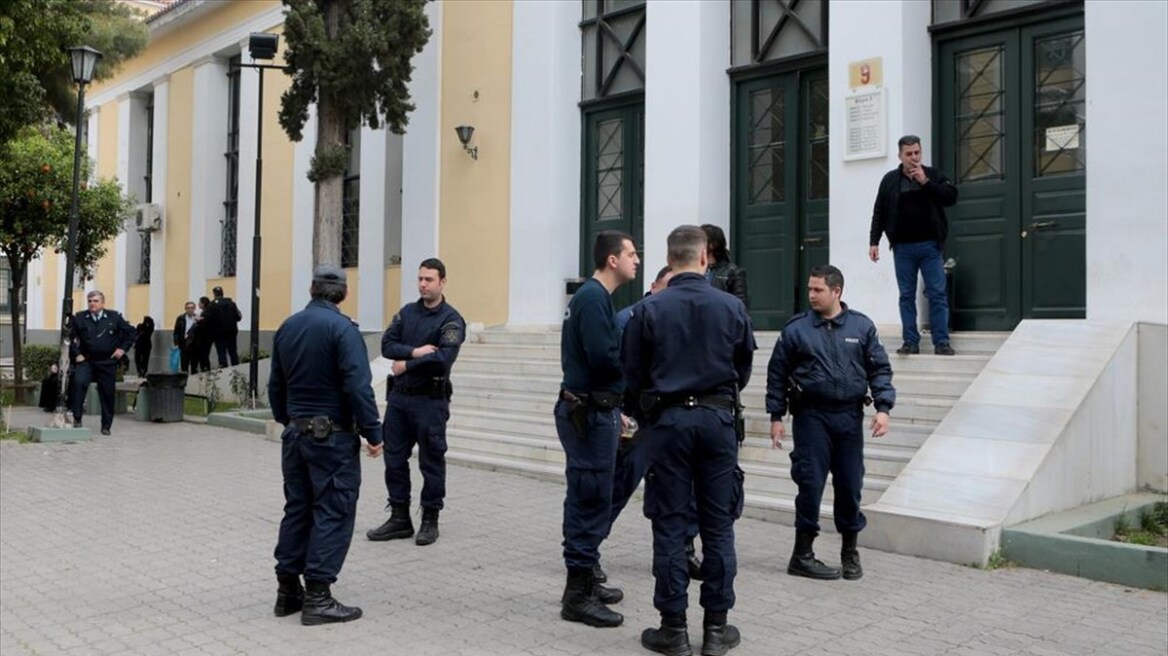 Εντοπίστηκε στο κέντρο της Αθήνας ο 19χρονος που είχε αποδράσει από τα δικαστήρια