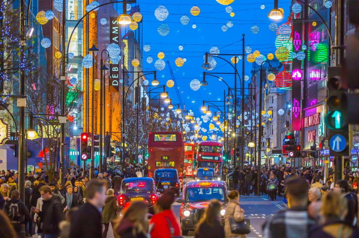Γιατί οι Βρετανοί άρχισαν νωρίτερα φέτος τα ψώνια για τα Χριστούγεννα
