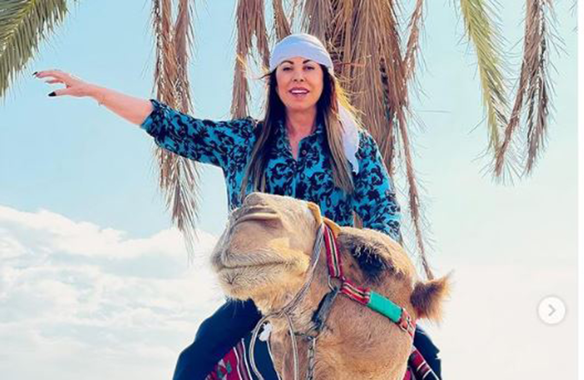 Άντζελα Δημητρίου: Κάνει βόλτα με καμήλα στην Ιερουσαλήμ