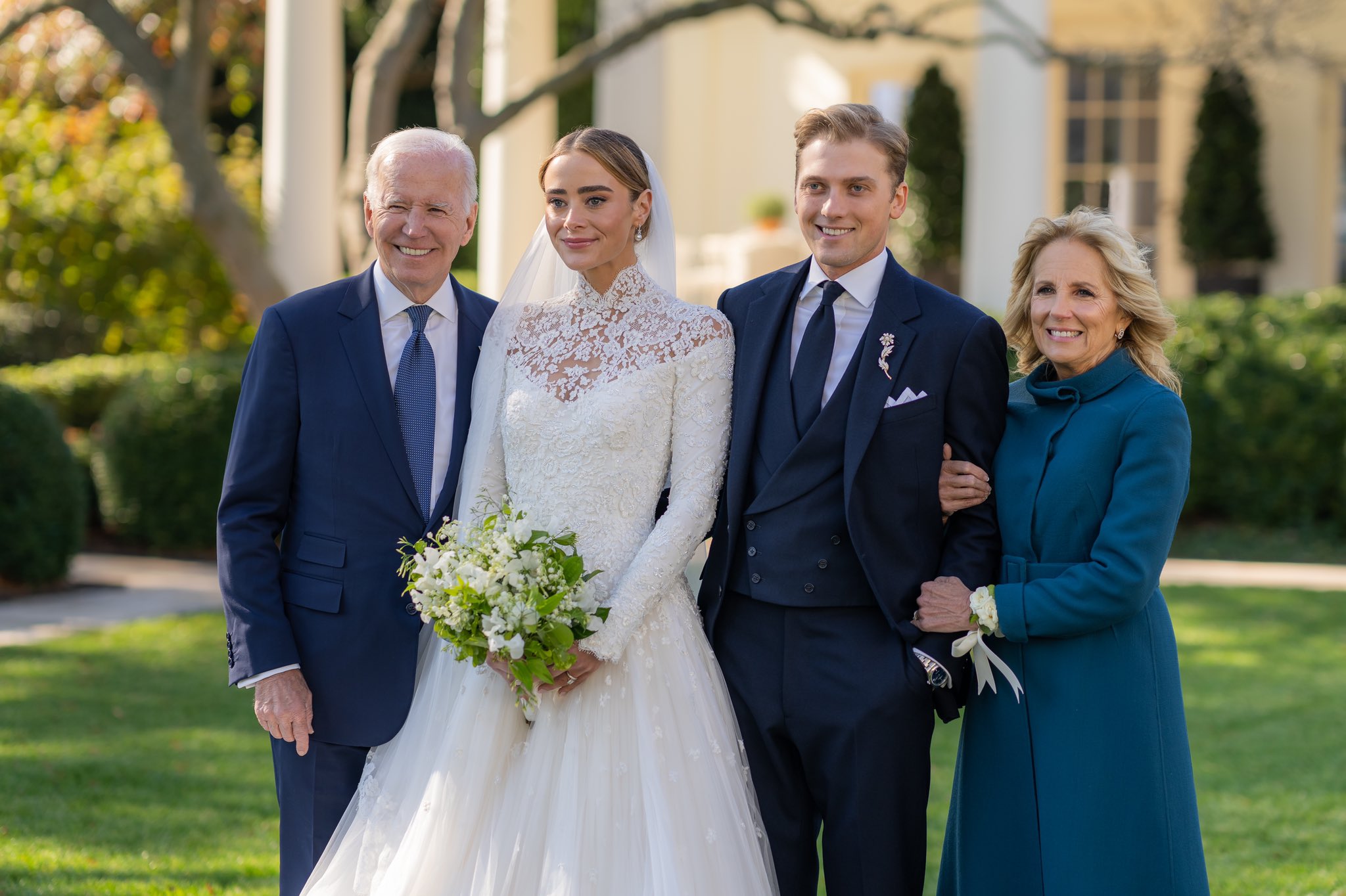 Λαμπερός γάμος στον Λευκό Οίκο – Παντρεύτηκε η εγγονή του Τζο Μπάιντεν