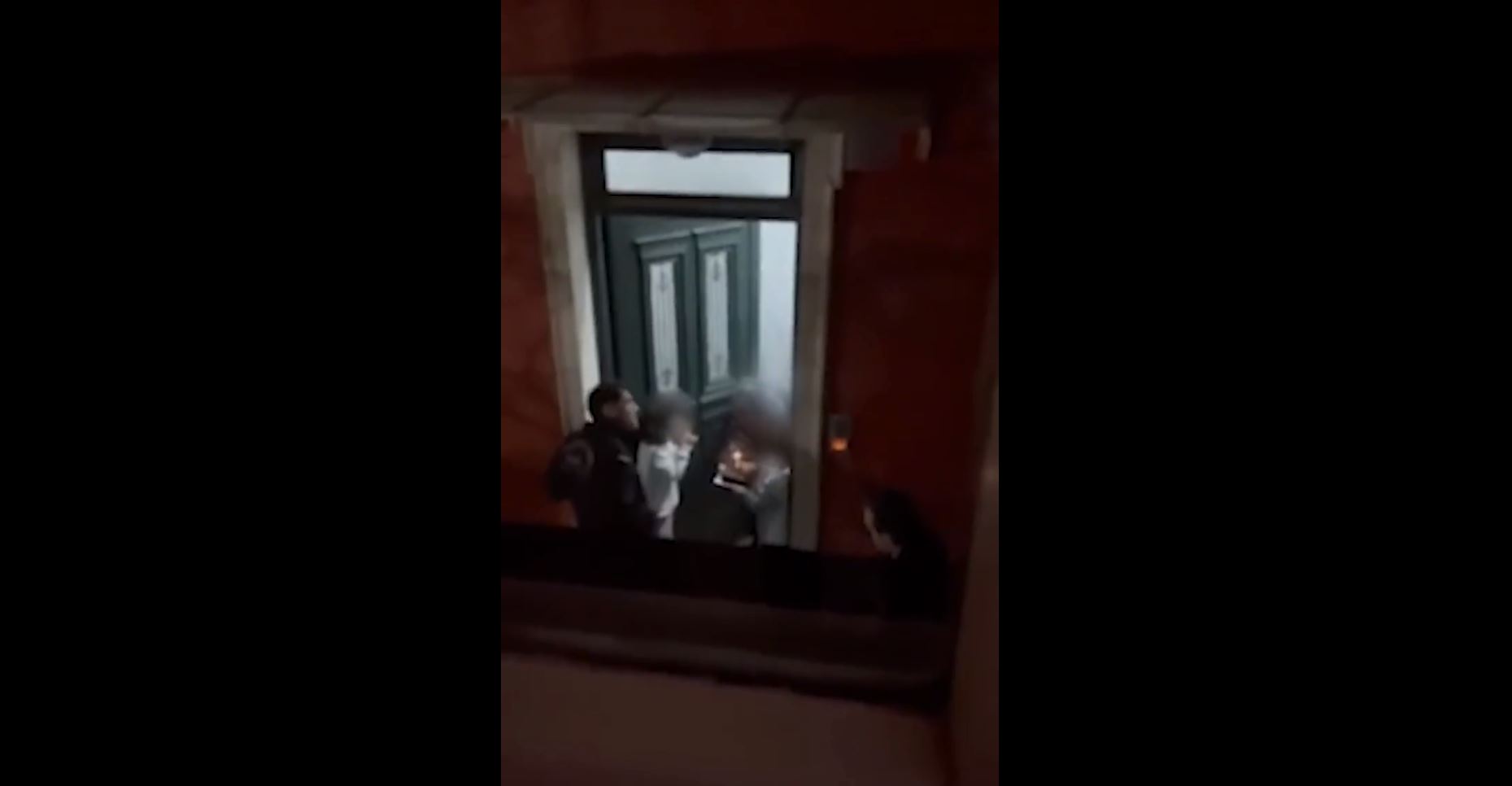 Αστυνομικοί… πήγαν τούρτα και δώρα σε κοριτσάκι για τα γενέθλιά του – Έσβησαν μαζί τα κεράκια