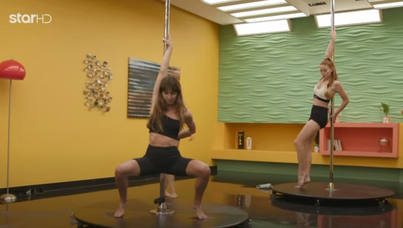 Μαθήματα pole dancing για τα μοντέλα του GNTM – Έβαλαν τα σορτσάκια τους και χόρεψαν στον στύλο