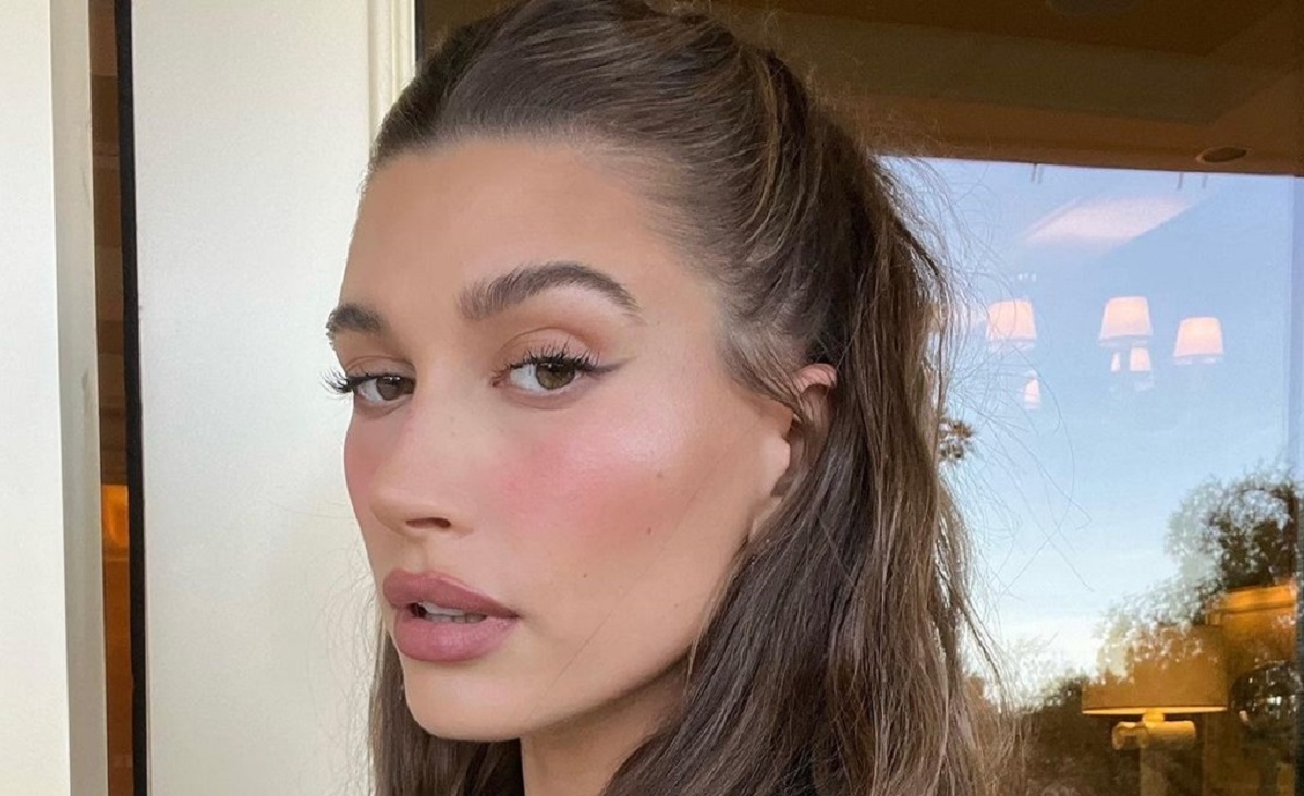 Tα makeup hacks της Hailey Bieber φωτίζουν πολύ το καθημερινό μακιγιάζ
