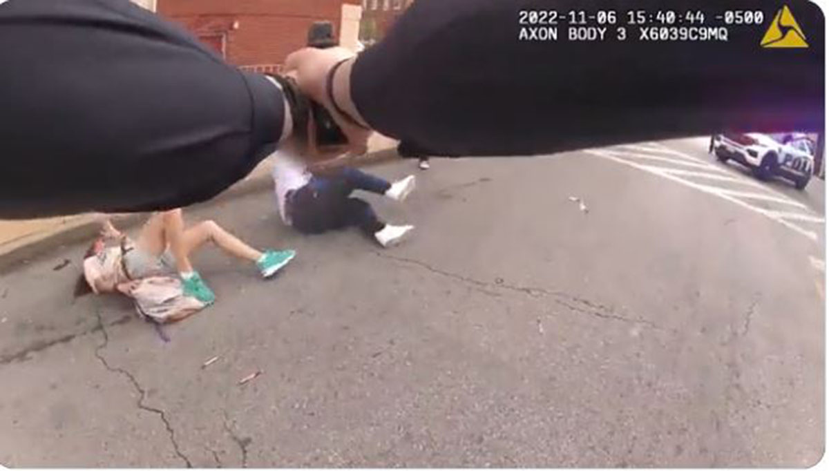 ΗΠΑ: Η στιγμή που αστυνομικός σκοτώνει άνδρα που επιτίθεται με μαχαίρι σε γυναίκα – Προσοχή σκληρές εικόνες