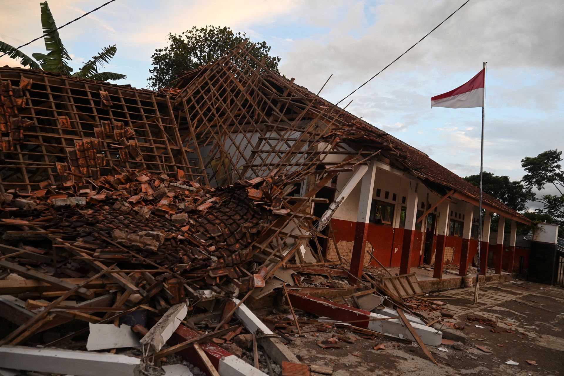 Ινδονησία: Βιβλική καταστροφή και πάνω από 160 οι νεκροί από τον σεισμό