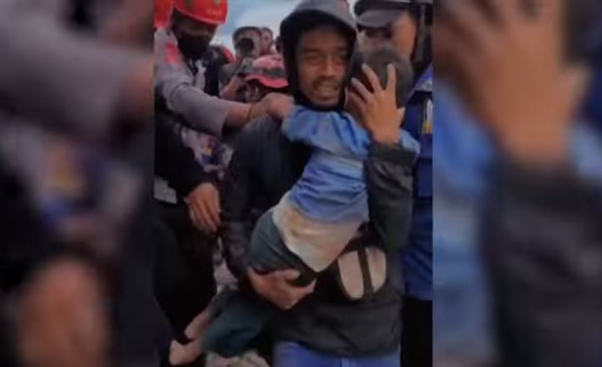 «Θαύμα» στην Ινδονησία: Αγοράκι 6 ετών ανασύρθηκε ζωντανό από τα συντρίμμια μετά τον σεισμό