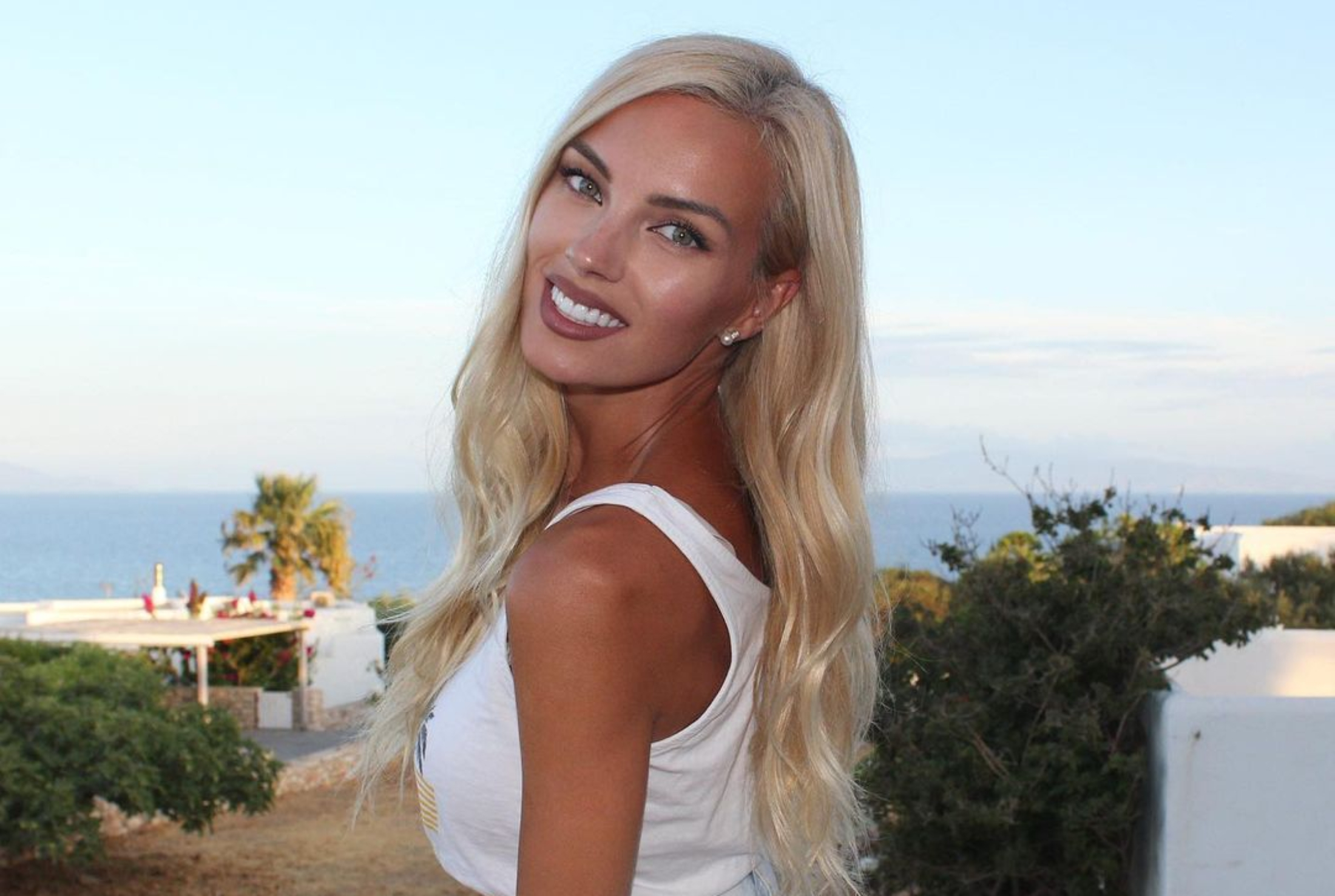 Τζούλια Νόβα: Η συγγνώμη για τη φωτογραφία με το σηκωμένο δάχτυλο