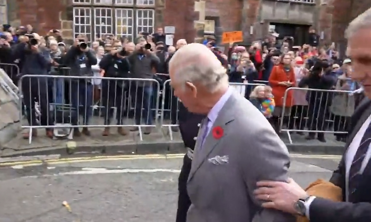 Βρετανία: Ελεύθερος ο φοιτητής που πέταξε αυγά στον βασιλιά Κάρολο – Οι περιοριστικοί όροι που του επιβλήθηκαν