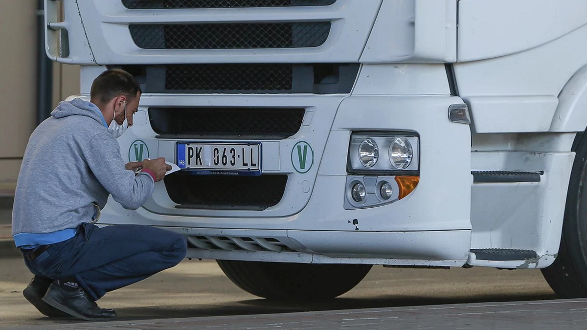 Συμφωνία Κοσόβου-Σερβίας για να τερματιστεί η επικίνδυνη διένεξη για τις πινακίδες