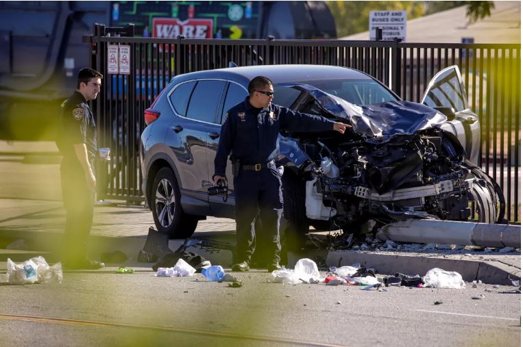 Λος Άντζελες: Η στιγμή που αυτοκίνητο έπεσε πάνω σε αστυνομικούς που έκαναν τζόκινγκ – Βίντεο – ντοκουμέντο