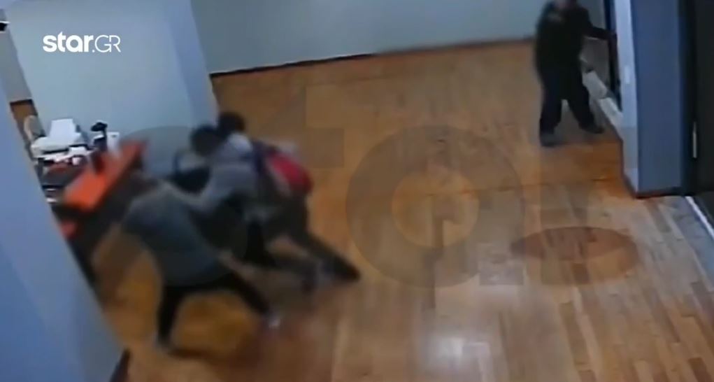 Σοκ στο κέντρο της Αθήνας: Ληστές επιτέθηκαν και μαχαίρωσαν υπάλληλο καταστήματος – ΒΙΝΤΕΟ