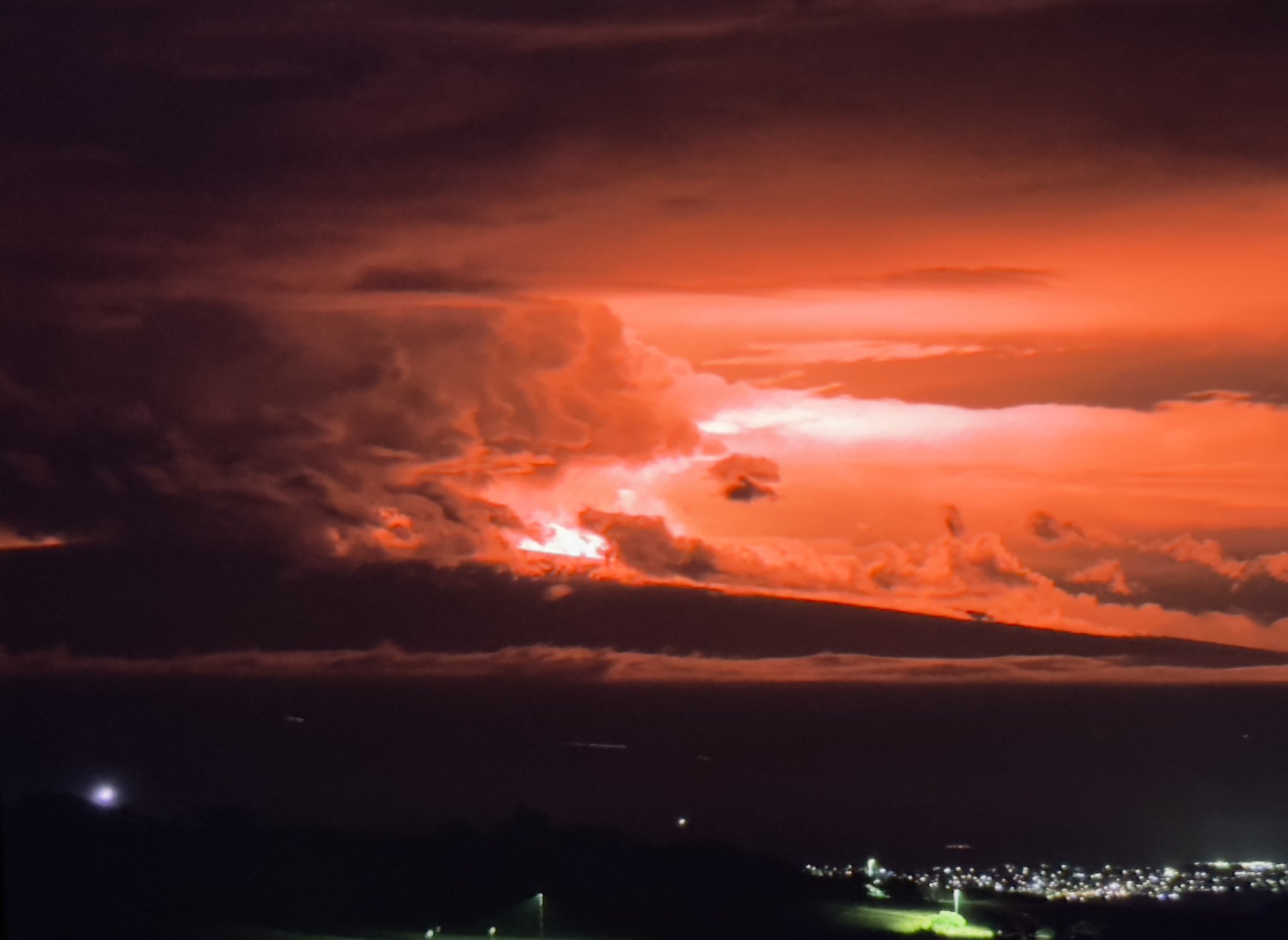 Εξερράγη το ηφαίστειο Μάουνα Λόα στη Χαβάη – «Κοκκίνησε» ο ουρανός