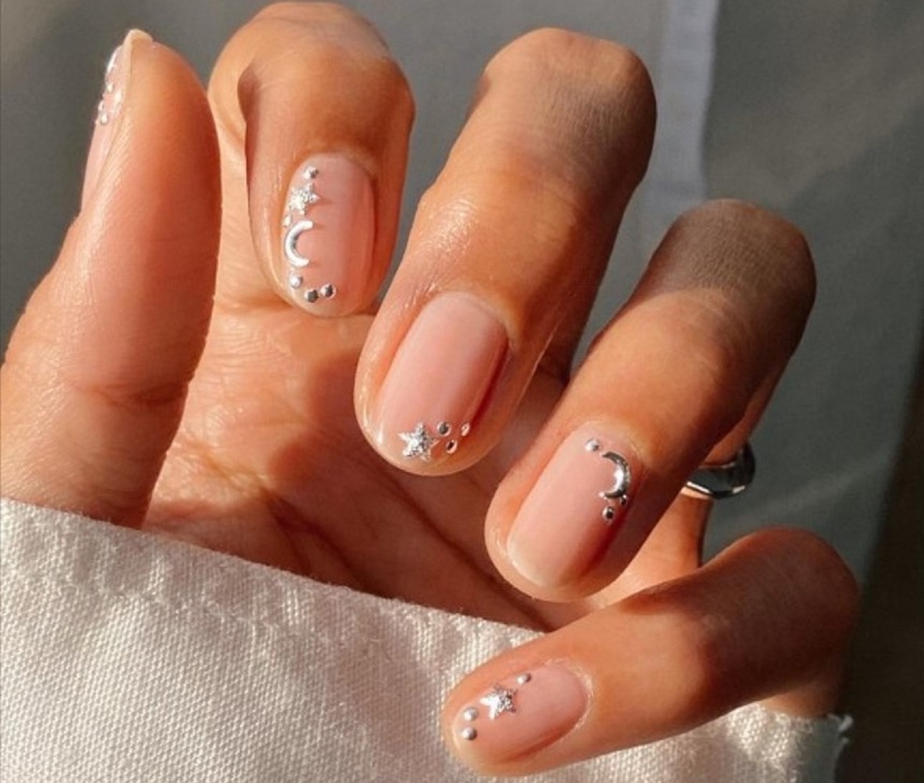 Midnights Nails: Η Taylor Swift εφηύρε την νέα τάση στο μανικιούρ