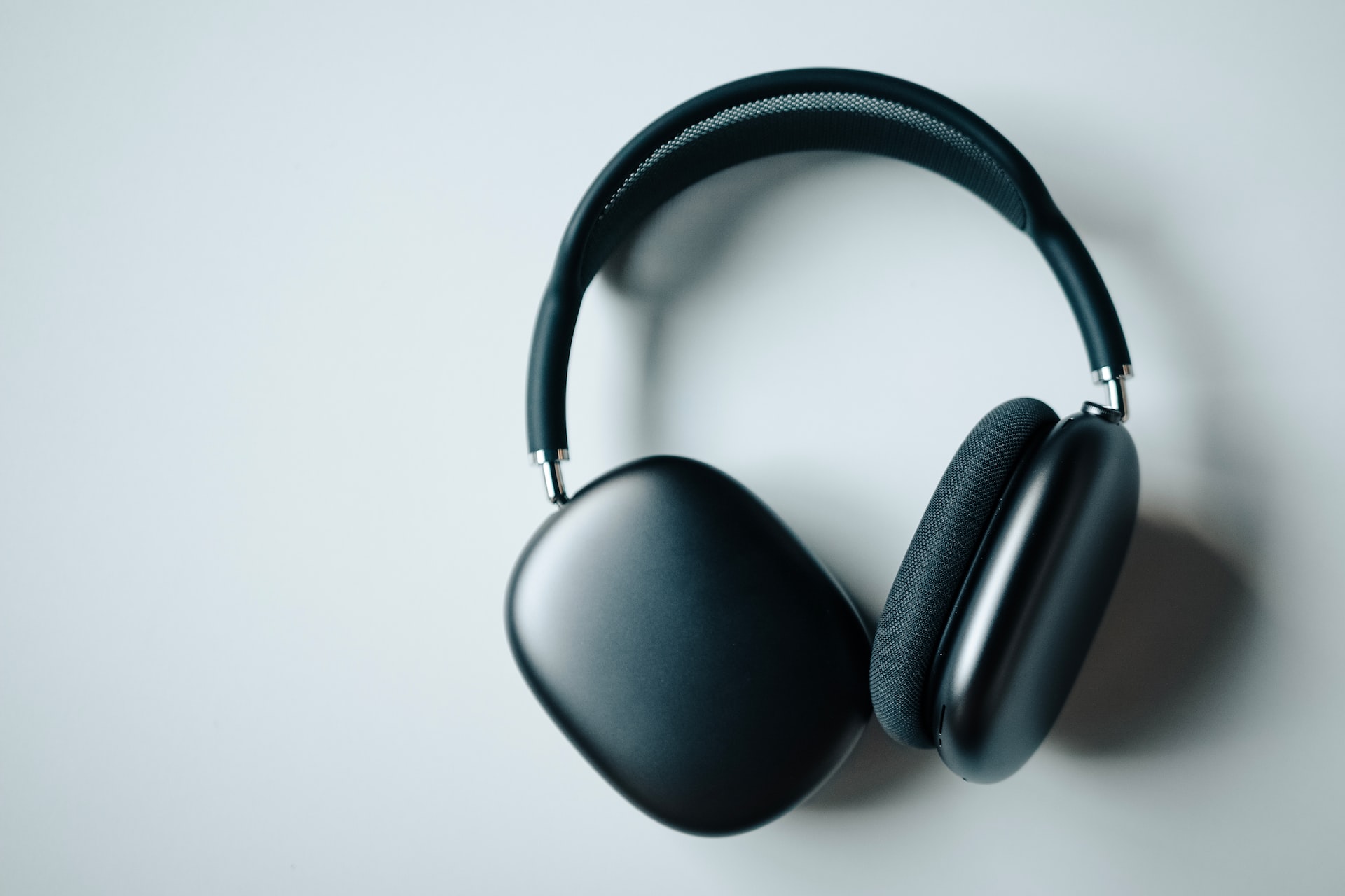 Στοιχεία – σοκ: Ένα δισεκατομμύριο νέοι κινδυνεύουν με απώλεια ακοής λόγω των ακουστικών και της δυνατής μουσικής