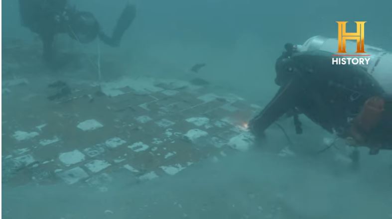 Απρόσμενη ανακάλυψη στα γυρίσματα ντοκιμαντέρ στον Ατλαντικό – Δύτες βρήκαν τμήμα του Challenger της NASA