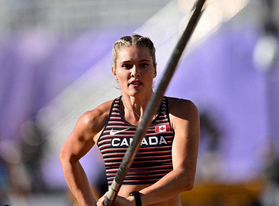 H μάγισσα του OnlyFans: Άφησε το επί κοντώ και έπιασε το… σκουπόξυλο – ΦΩΤΟ