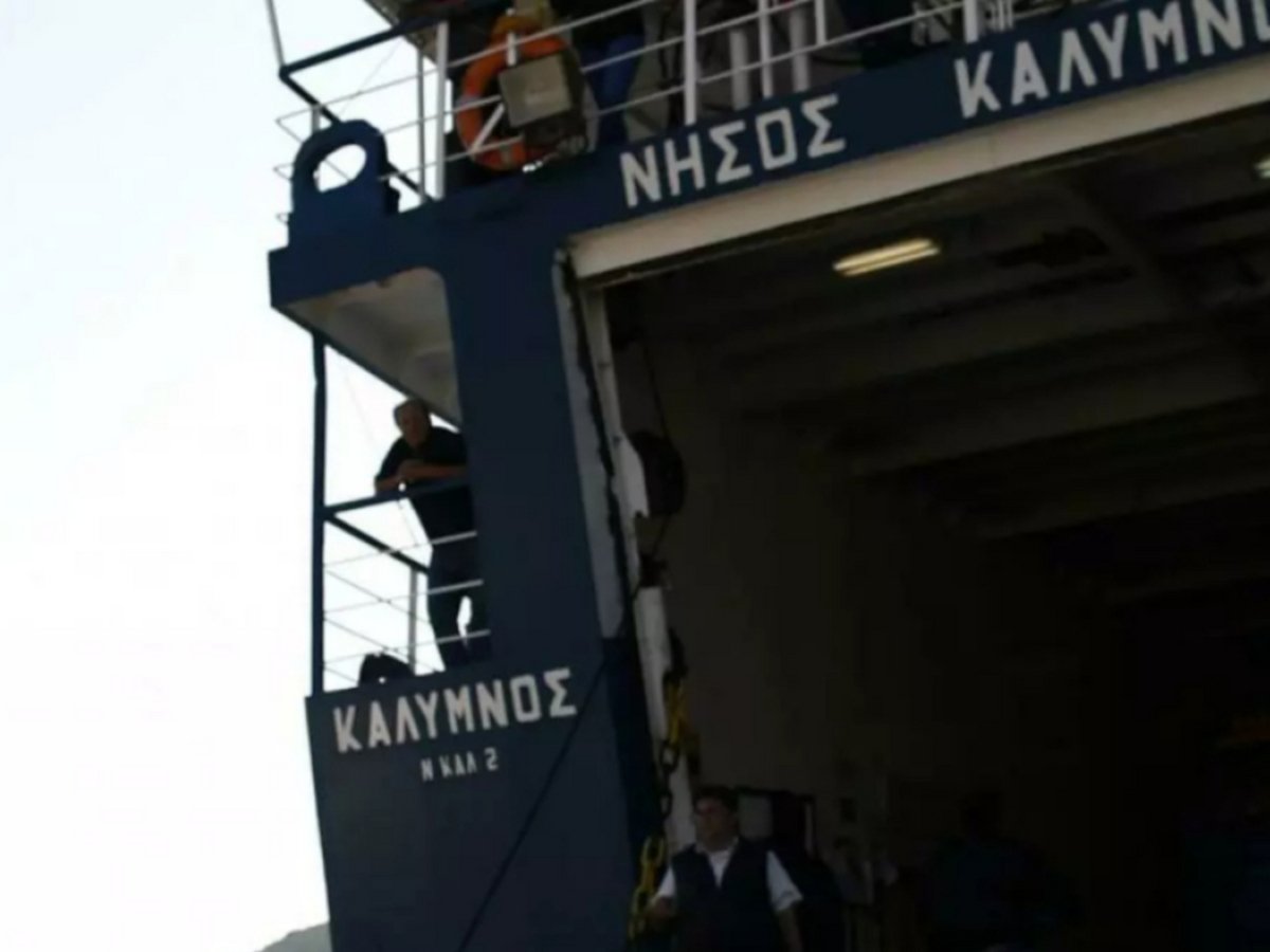 Nissos Kalymnos: Δύο ρήγματα διαπιστώθηκαν στο πλοίο μετά την πρόσκρουση σε βράχια στην Τέλενδο