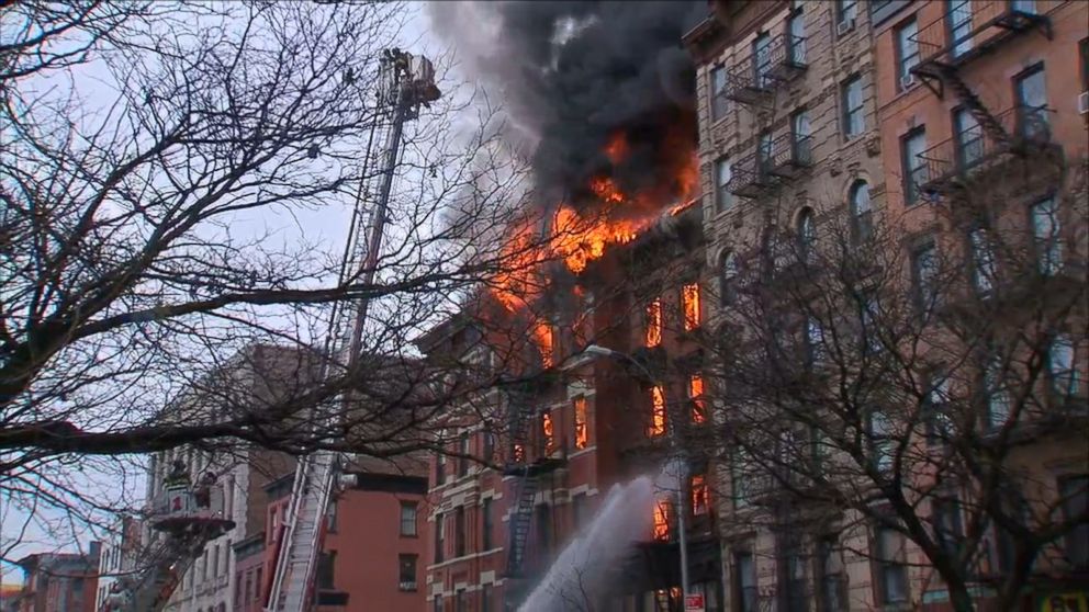 ΗΠΑ: Πυροσβέστες κρέμονται στον αέρα για να σώσουν δύο γυναίκες από το φλεγόμενο κτίριο – Συγκλονιστικό βίντεο