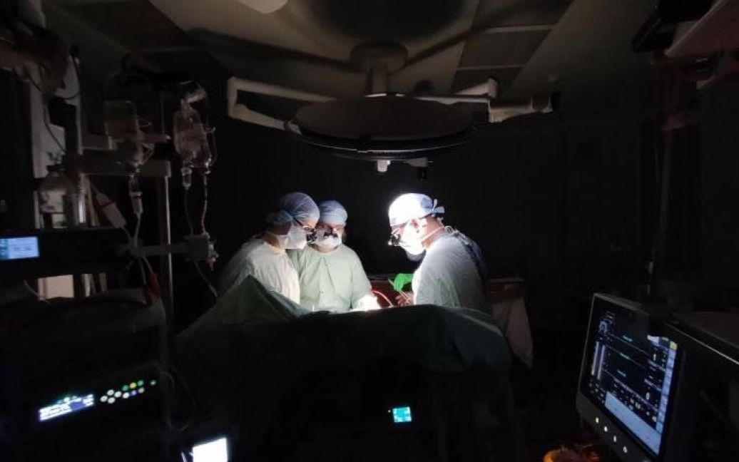 Συγκλονιστική φωτογραφία από την Ουκρανία – Πολύπλοκη εγχείρηση καρδιάς στο μισοσκόταδο