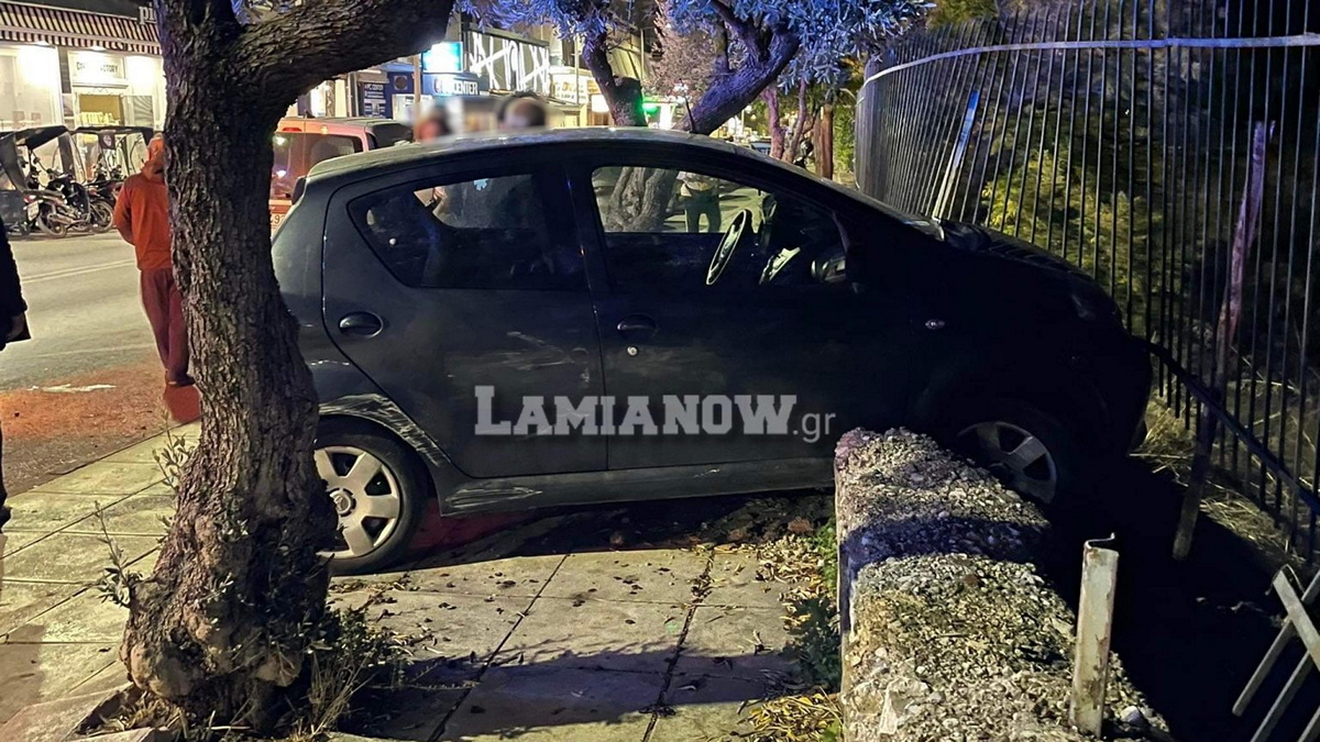 Τροχαίο στη Λαμία: Αυτοκίνητο έκανε τρελή πορεία καβαλώντας πεζοδρόμιο και διαλύοντας κράσπεδο – Στο νοσοκομείο η οδηγός