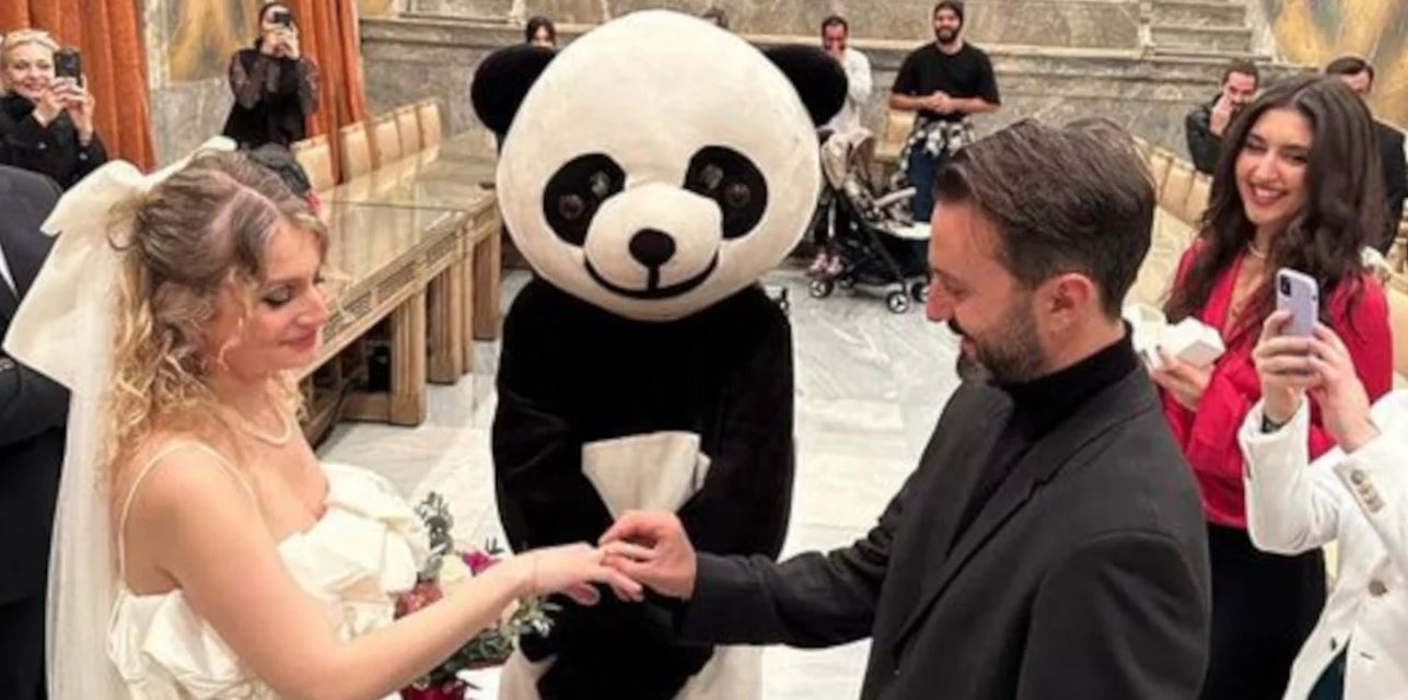 Viral γάμος στο δημαρχείο της Αθήνας: Ο κουμπάρος ήταν… ένα πάντα