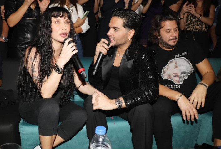 Πάολα: Στα μπουζούκια με πέδιλα και άσπρη κάλτσα