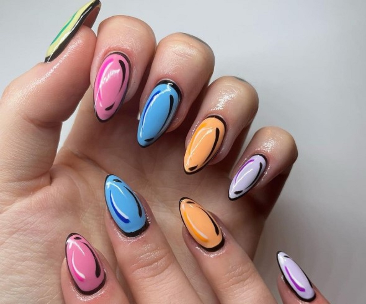 Το viral pop art manicure trend μοιάζει σαν να βγήκε από κόμικ