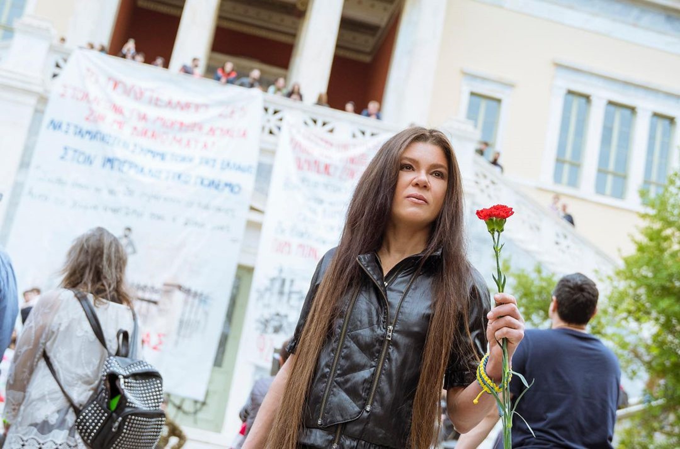Ρουσλάνα: Άφησε λουλούδι στο Πολυτεχνείο – «Η ιστορία τείνει να επαναλαμβάνεται»