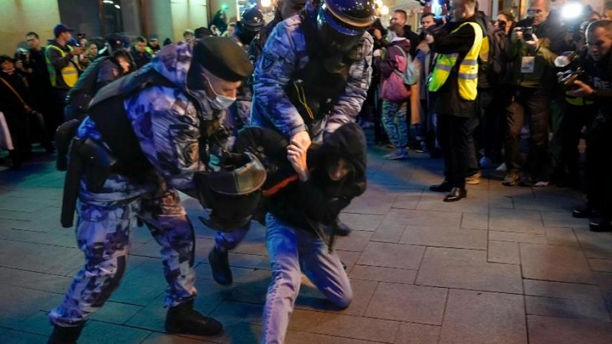 Πόλεμος στην Ουκρανία: Η Διεθνής Αμνηστία καταγγέλλει τη φίμωση των ΜΜΕ για τις αντιπολεμικές διαδηλώσεις στη Ρωσία