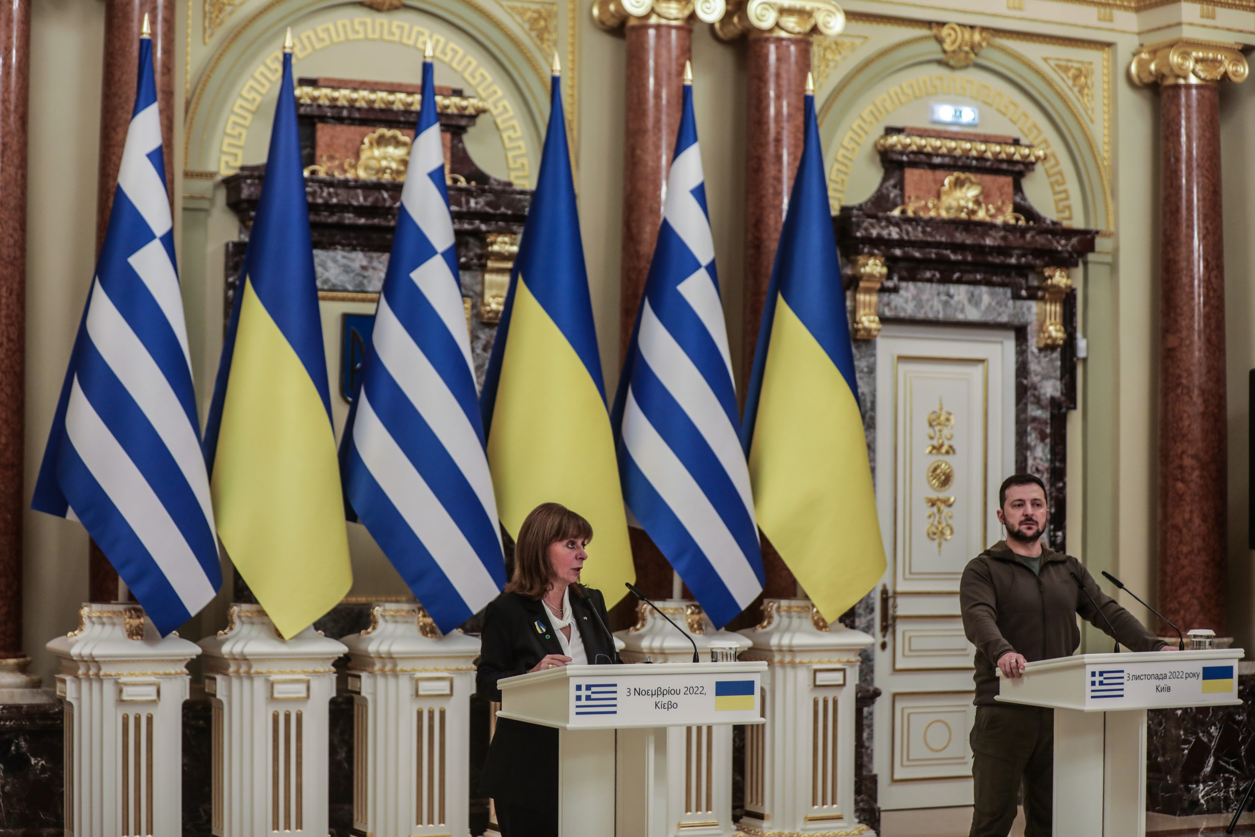 Σακελλαροπούλου σε Ζελένσκι: Αμέριστη συμπαράσταση της Ελλάδας στον ηρωικό ουκρανικό λαό