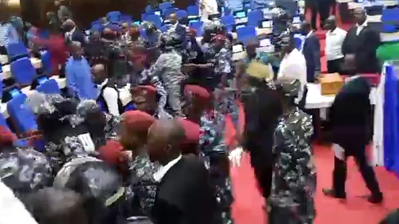 Σιέρα Λεόνε: Η Βουλή μετατράπηκε σε ρινγκ – Εκτόξευσαν μέχρι και καρέκλες