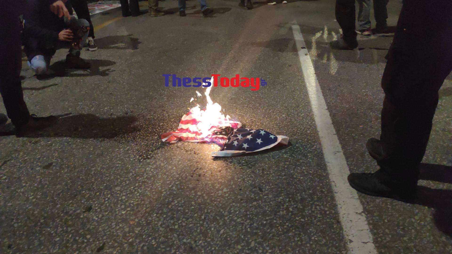 Θεσσαλονίκη φωτιά σε σημαία των ΗΠΑ