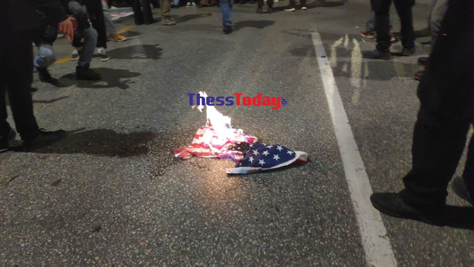 Θεσσαλονίκη φωτιά σε σημαία των ΗΠΑ