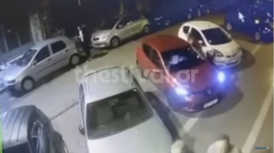 Θεσσαλονίκη: Της άρπαξαν την τσάντα μέσα από το αυτοκίνητο – Το νέο κόλπο που εφαρμόζουν οι κλέφτες