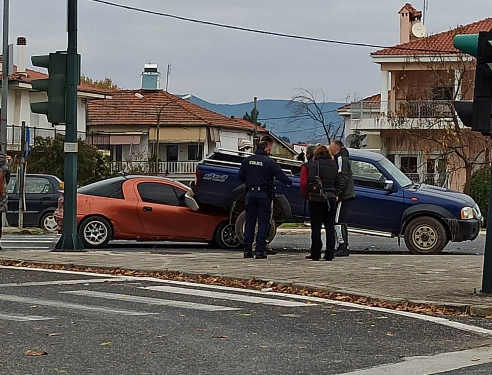 Τροχαίο στα Τρίκαλα – Αυτοκίνητο «καρφώθηκε» κάτω από αγροτικό