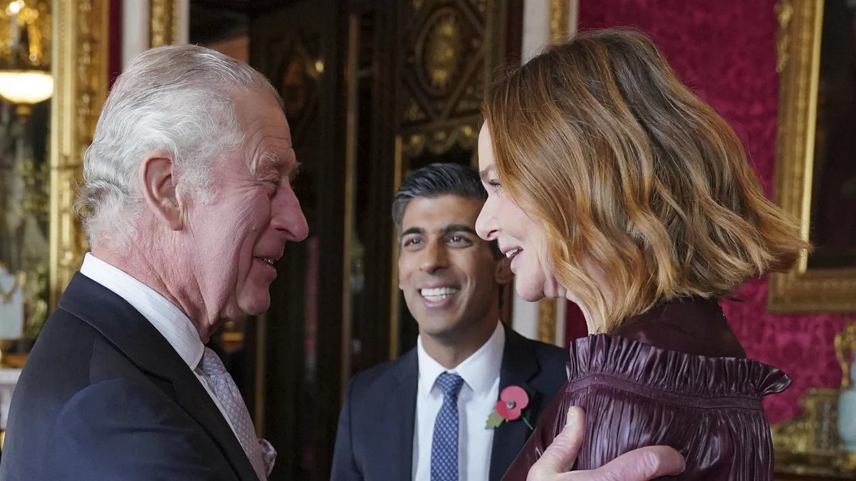 Ο βασιλιάς Κάρολος έσπασε το πρωτόκολλο και φίλησε σχεδιάστρια μόδας -«Μεγαλειότατε, δεν ξέρω τι άλλο να κάνω»