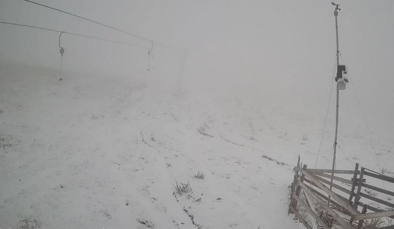 Καιρός: Έπεσαν τα πρώτα χιόνια – Βίντεο από Τρίκαλα και Καϊμακτσαλάν
