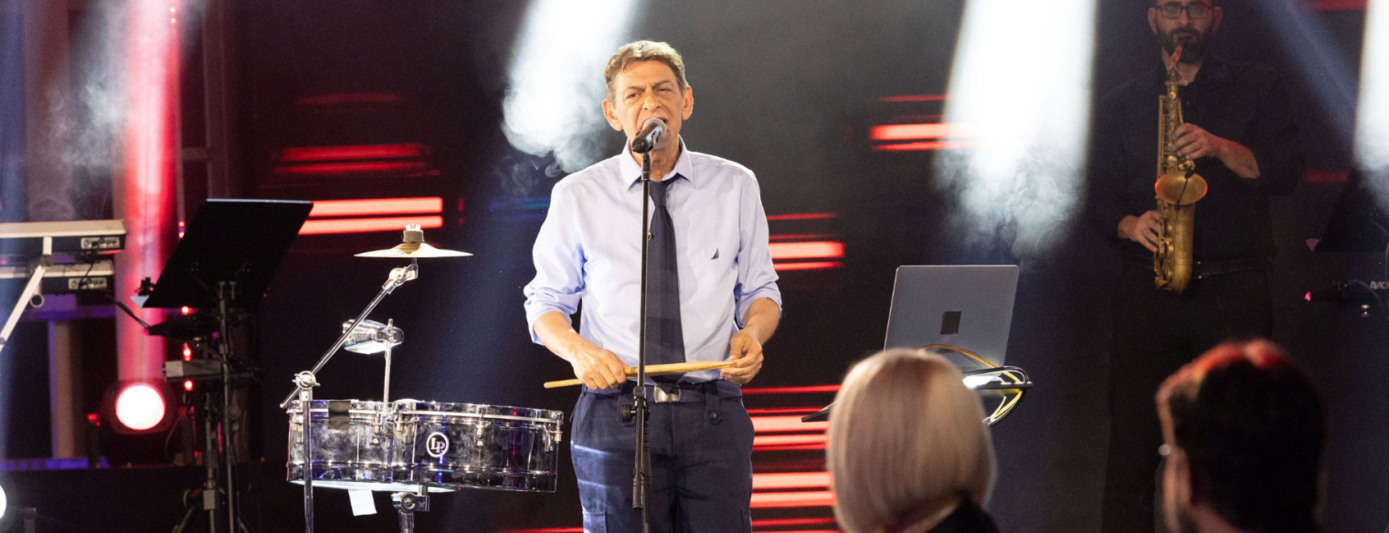 Σπίτι με το MEGA: Ο Μιχάλης Ρακιντζής στην πρώτη τηλεοπτική μουσική βραδιά της καριέρας του