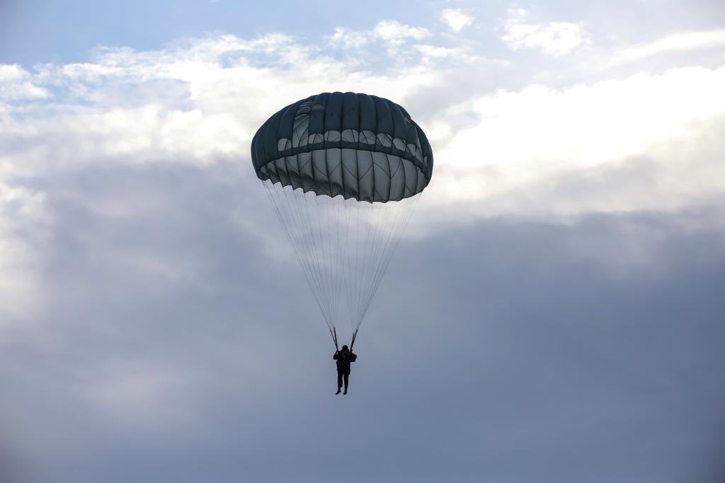 Ο Αρχηγός ΓΕΕΘΑ έκανε άλμα με αλεξίπτωτο από Chinook