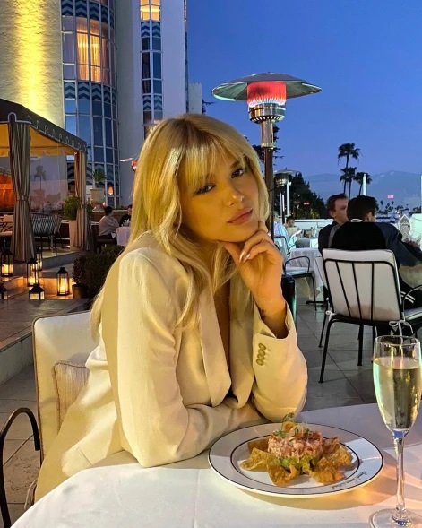 Βικτόρια Λάμα σε εστιατόριο