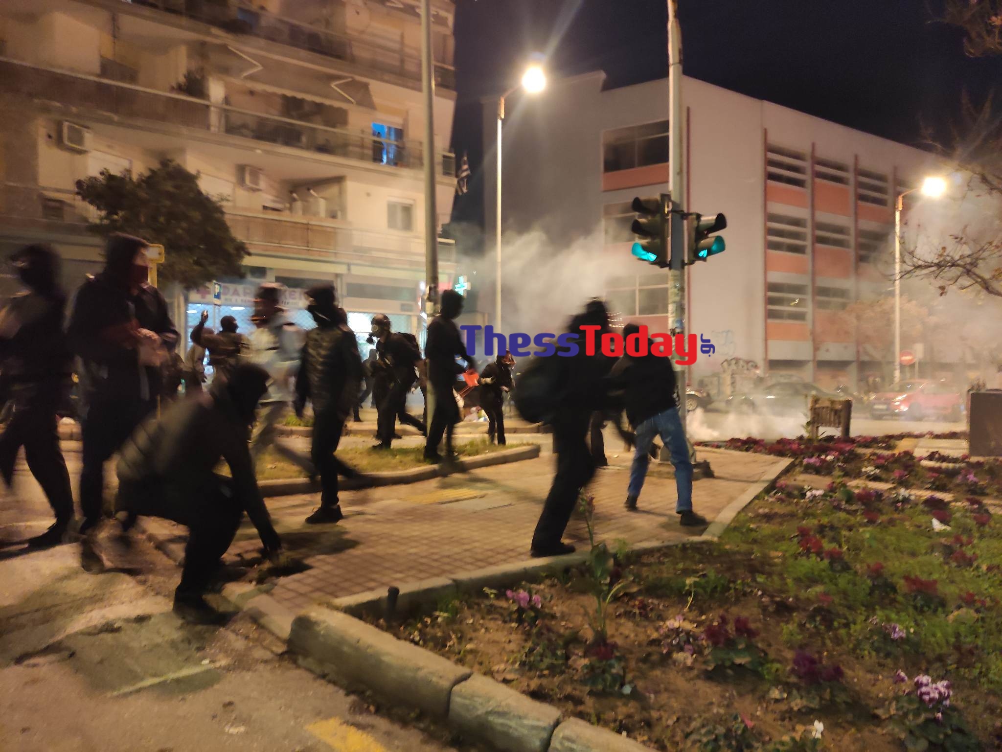 Θεσσαλονίκη: 16 προσαγωγές μετά τα επεισόδια – Τραυματίστηκε ένας αστυνομικός