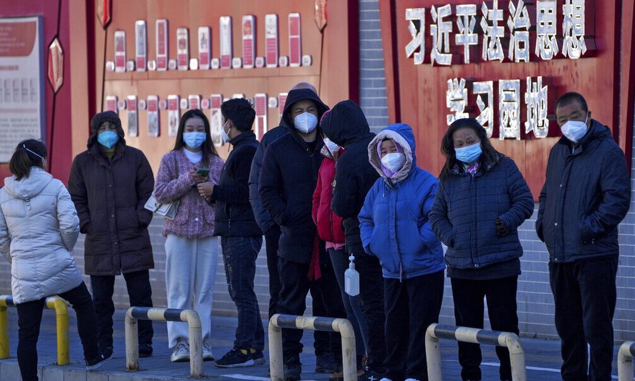 Κίνα: Ξεπούλησαν τα τεστ κορονοϊού και τα αντιπυρετικά φάρμακα μετά τη χαλάρωση των μέτρων