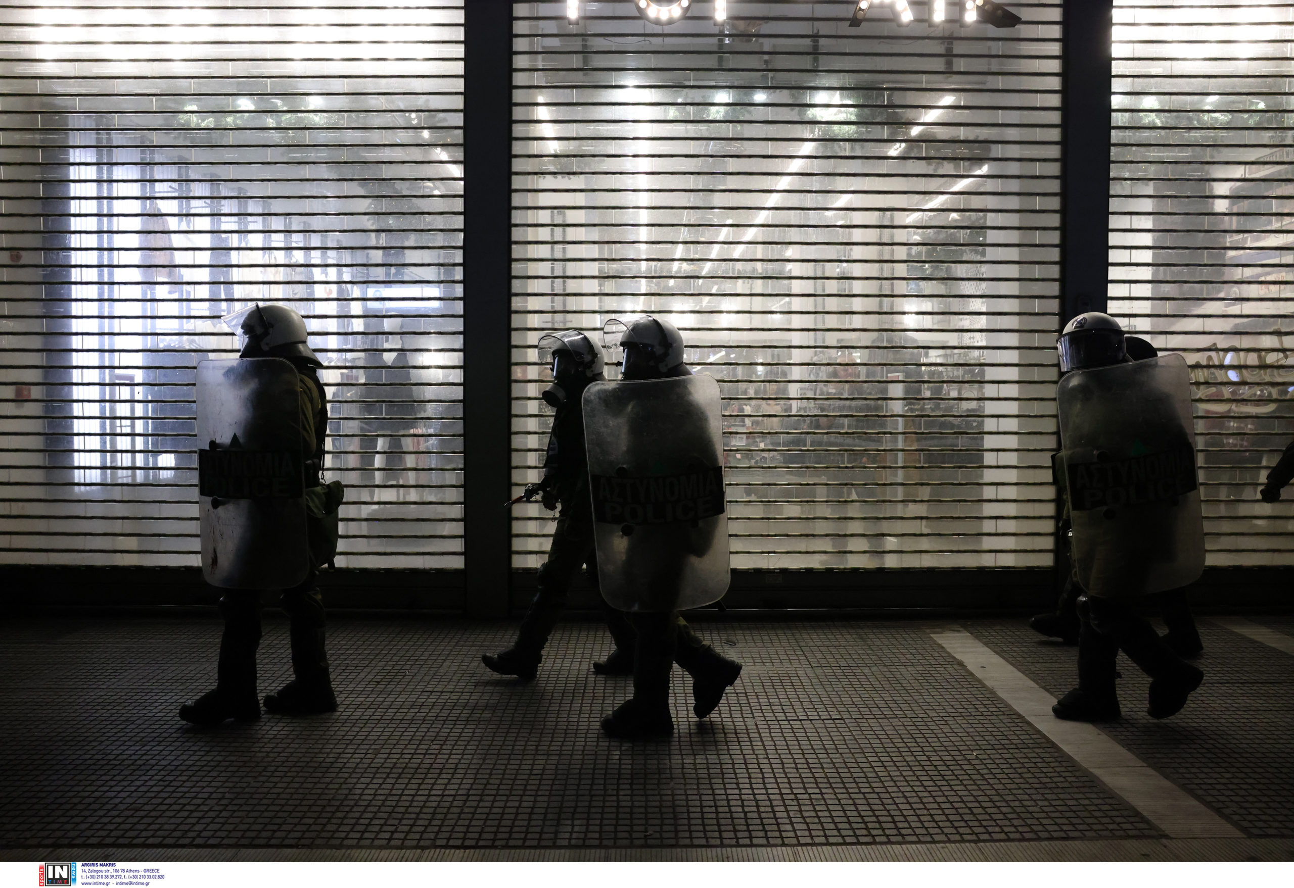 ΕΛ.ΑΣ: 16 συλλήψεις για τα επεισόδια σε Εξάρχεια και Μενίδι – Τραυματίστηκαν 13 αστυνομικοί – Τα νεότερα για τον διοικητή της ΟΠΚΕ