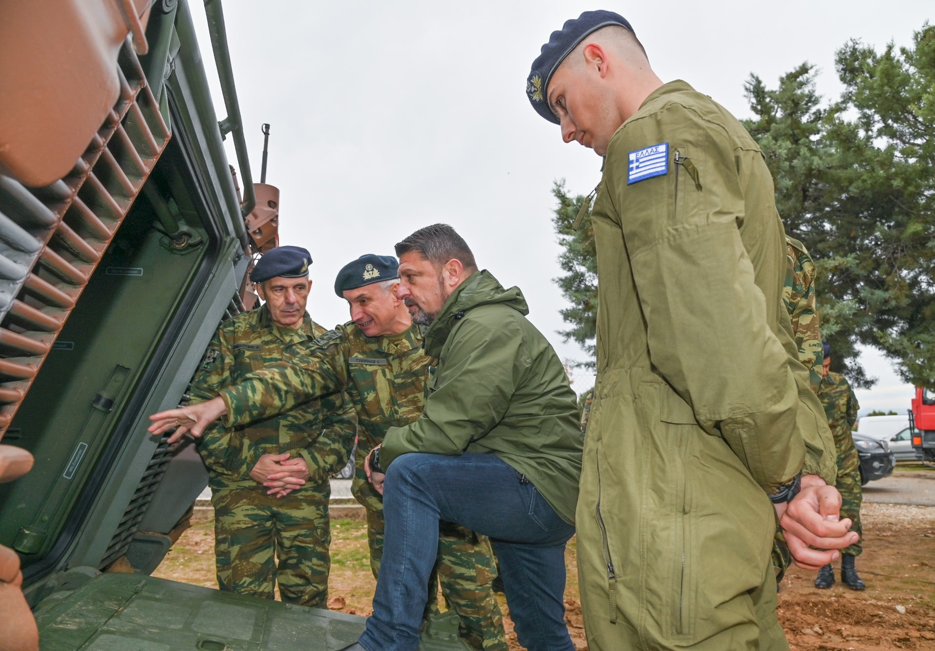 O Νίκος Χαρδαλιάς σε Θράκη-Ανατολική Μακεδονία με φόντο τα MARDER – ΦΩΤΟ