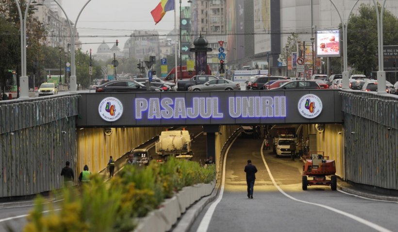 Ρουμανία: Αυτός είναι ο υπόγειος δρόμος που έγινε το τροχαίο δυστύχημα – Φορτηγό είχε γκρεμίσει την ίδια πινακίδα πριν από 3 μήνες