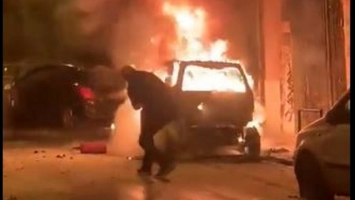 Εξάρχεια: Στις φλόγες έξι αυτοκίνητα